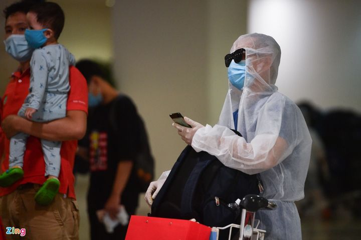 Lo ngại lây nhiễm COVID-19, hành khách mặc bảo hộ kín mít ở sân bay Tân Sơn Nhất - 6