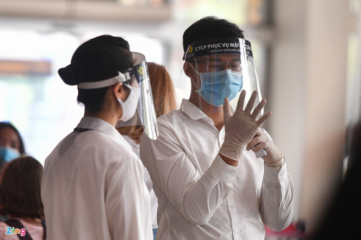 Lo ngại lây nhiễm COVID-19, hành khách mặc bảo hộ kín mít ở sân bay Tân Sơn Nhất - 5