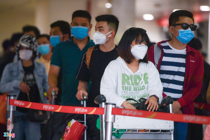 Lo ngại lây nhiễm COVID-19, hành khách mặc bảo hộ kín mít ở sân bay Tân Sơn Nhất - 3