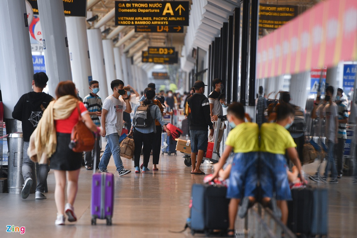 Lo ngại lây nhiễm COVID-19, hành khách mặc bảo hộ kín mít ở sân bay Tân Sơn Nhất - 8