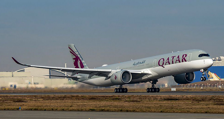 Hàng không bận rộn hỗ trợ khách bị hủy bay do COVID-19 - 1