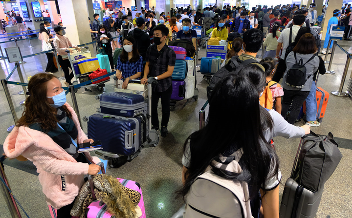 Hàng không bận rộn hỗ trợ khách bị hủy bay do COVID-19 - 2