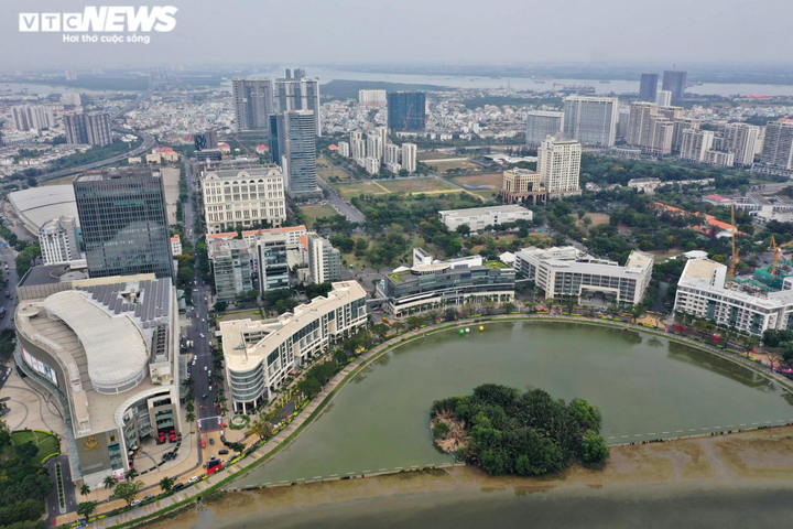 Người dân TP.HCM đeo khẩu trang dạo chơi đường hoa dài 700m ở quận 7 - 15