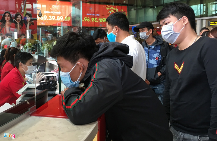 Lo ngại lây nhiễm COVID-19, hành khách mặc bảo hộ kín mít ở sân bay Tân Sơn Nhất - 7