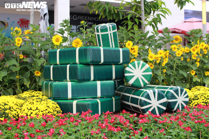 Người dân TP.HCM đeo khẩu trang dạo chơi đường hoa dài 700m ở quận 7 - 12