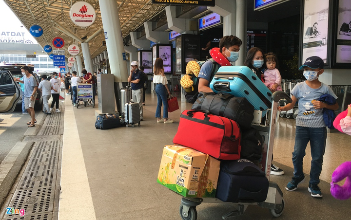 Lo ngại lây nhiễm COVID-19, hành khách mặc bảo hộ kín mít ở sân bay Tân Sơn Nhất - 1