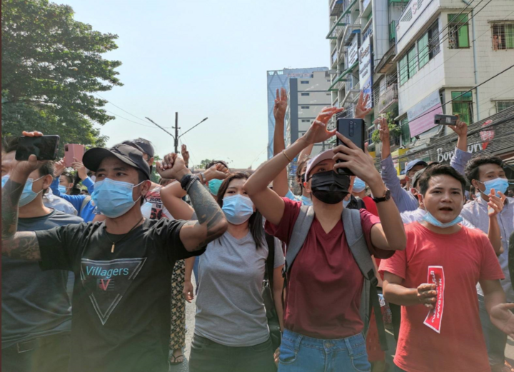 Người biểu tình tràn xuống đường, quân đội Myanmar ngắt internet cả nước - 1