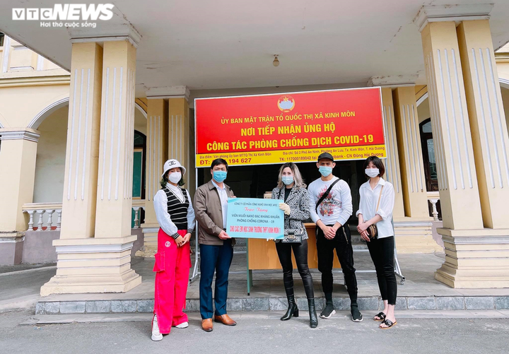 Tặng hàng ngàn lọ muối kháng khuẩn Nano bạc cho học sinh, người dân vùng dịch - 1