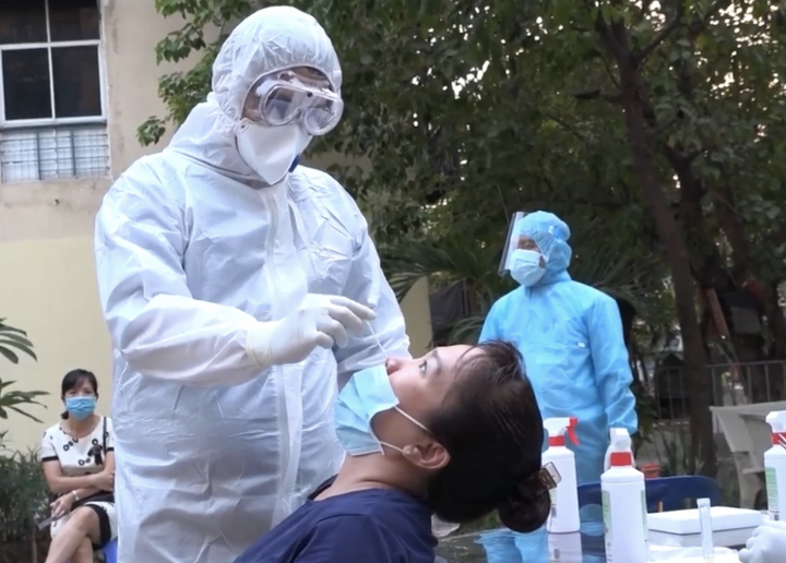 TP.HCM truy vết 57 người tiếp xúc với 2 anh em nhân viên sân bay Tân Sơn Nhất - 1