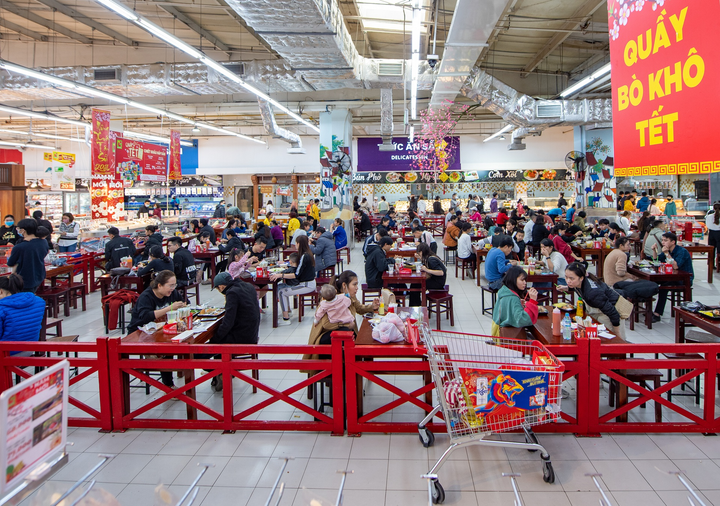 Ảnh: Chen chúc mua sắm trong ngày thứ bảy cuối cùng của năm Canh Tý - 7