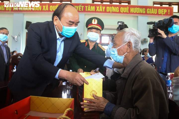 Thủ tướng nhắn nhủ người Quảng Nam: Khó khăn nhưng phải lo cho con em được học - 1