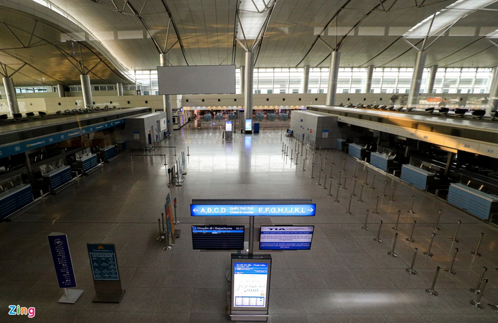 Lo ngại lây nhiễm COVID-19, hành khách mặc bảo hộ kín mít ở sân bay Tân Sơn Nhất - 9