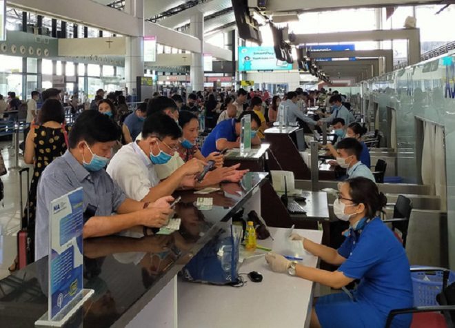 Sát Tết, khách vẫn chật vật, khốn khổ đổi, trả vé - 1