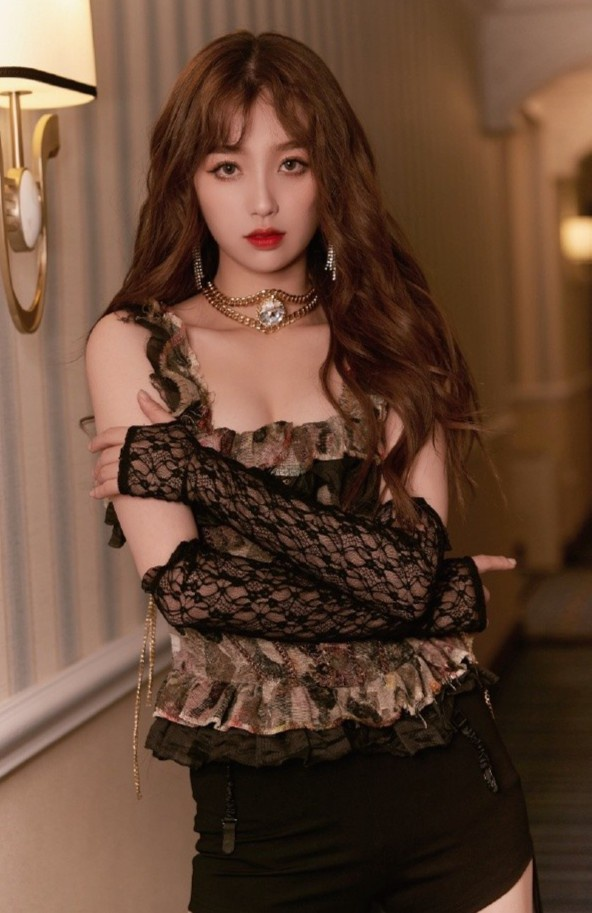 Vấn nạn quấy rối tình dục trên phim trường ảnh 4 Khi các sao nữ Trung Quốc bị quấy rối thô thiển ngay trên màn ảnh - 4