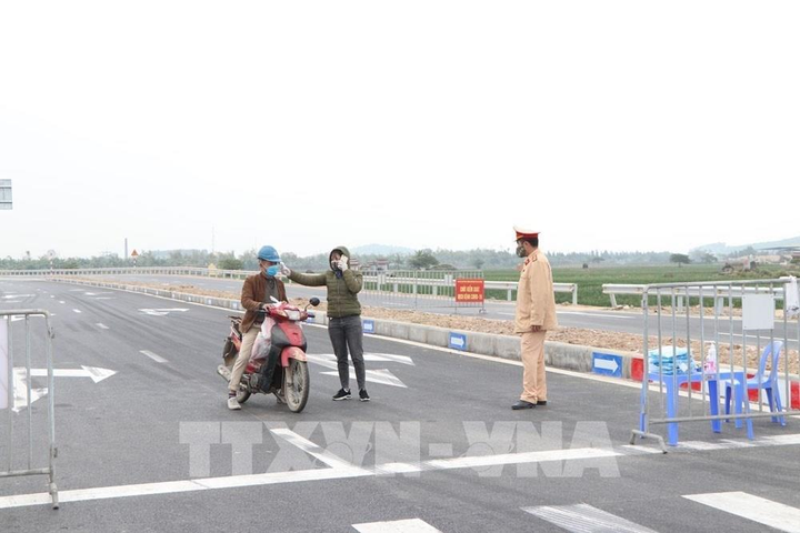 Trốn khai báo y tế, hai vợ chồng bị xử phạt 20 triệu đồng - 1