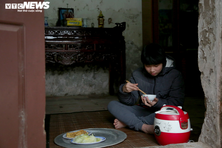 'Xuân không màu' của cậu bé mồ côi, sống một mình trong căn nhà cũ nát - 2