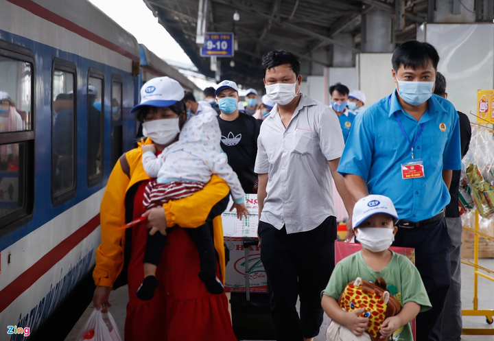 Chuyến tàu đặc biệt chở công nhân về quê đón Tết - 2