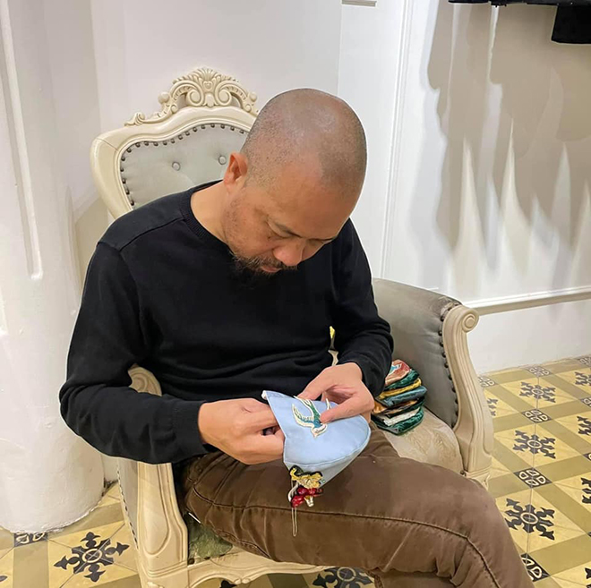 NTK Đức Hùng thêu khẩu trang tặng 'cả làng' sao Việt dùng trong dịp Tết - 1