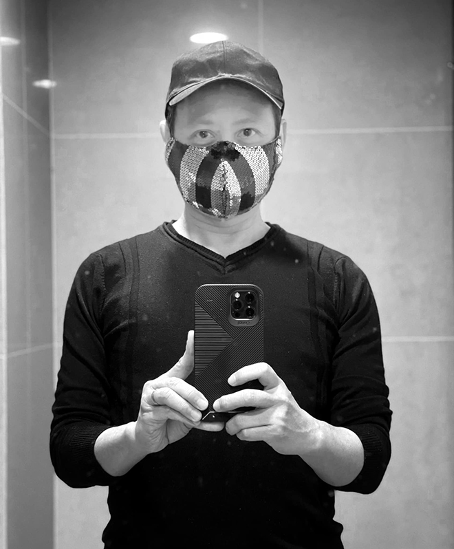 NTK Đức Hùng thêu khẩu trang tặng 'cả làng' sao Việt dùng trong dịp Tết - 2