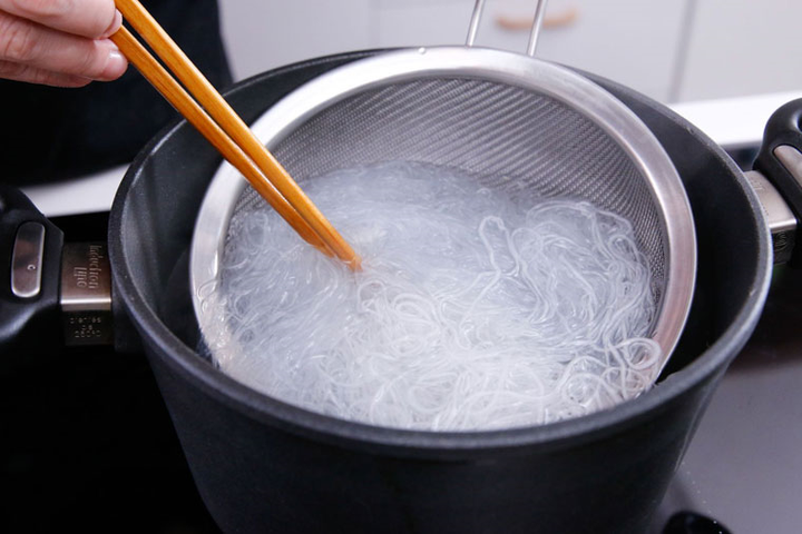 Mẹo xào miến không bị dính cho mâm cỗ Tết thêm hấp dẫn - 3