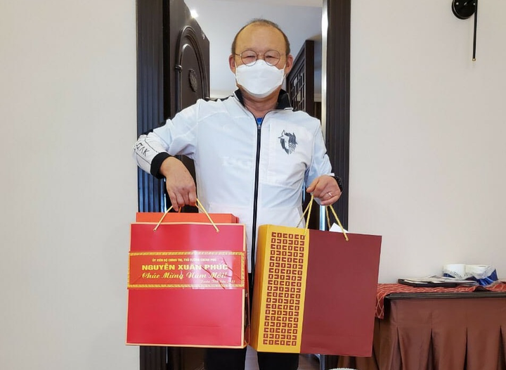Thủ tướng tặng quà Tết cho HLV Park Hang Seo - 1