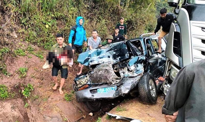 Ảnh: Giải cứu nạn nhân mắc kẹt trong xe biển xanh bị tông nát ở Sơn La - 6