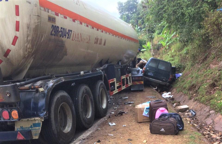 Ảnh: Giải cứu nạn nhân mắc kẹt trong xe biển xanh bị tông nát ở Sơn La - 8