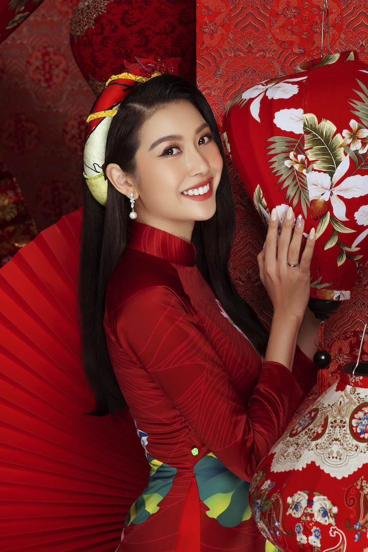 Hoa hậu Nguyễn Trần Khánh Vân rực rỡ diện áo dài Tết - 3