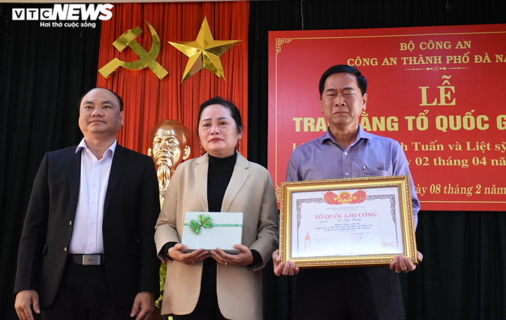 Trao bằng Tổ quốc ghi công 2 cảnh sát hi sinh khi truy bắt nhóm gây rối trật tự - 2