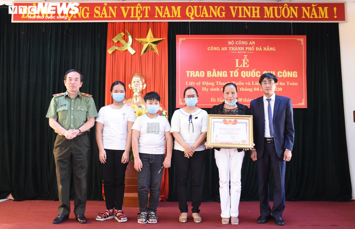 Trao bằng Tổ quốc ghi công 2 cảnh sát hi sinh khi truy bắt nhóm gây rối trật tự - 1