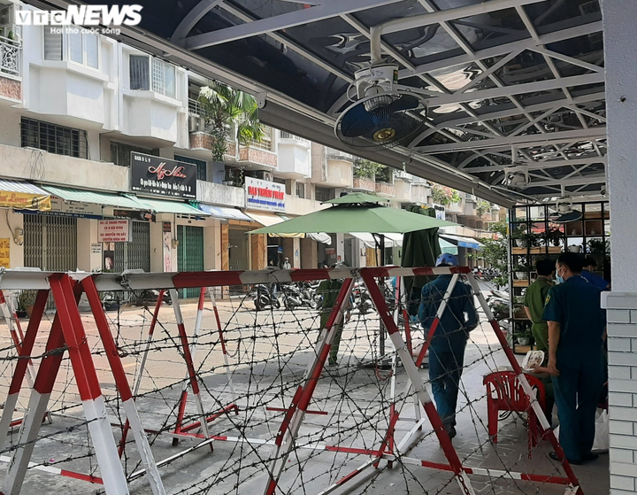 TP.HCM cách ly 660 người liên quan 29 nhân viên Tân Sơn Nhất mắc COVID-19 - 1