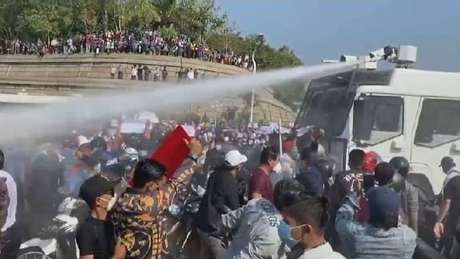 Cảnh sát Myanmar dùng vòi rồng giải tán người biểu tình - 2