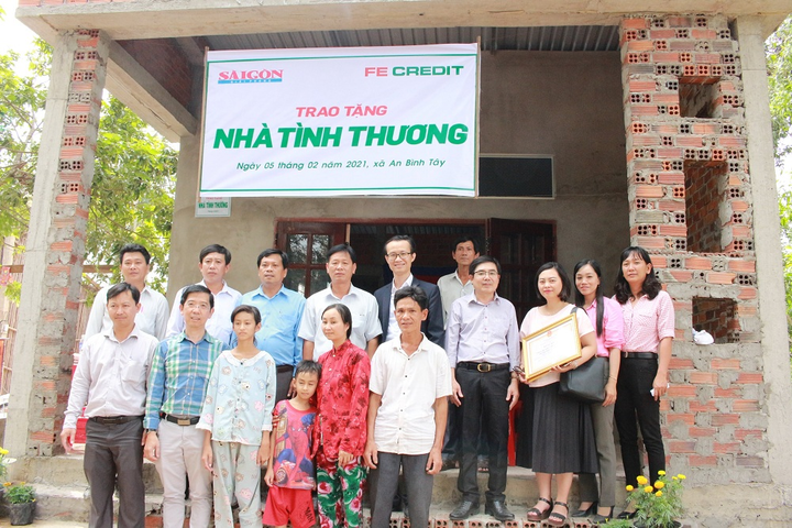 FE CREDIT bàn giao 5 căn nhà tình thương cho hộ nghèo ở Bến Tre - 3