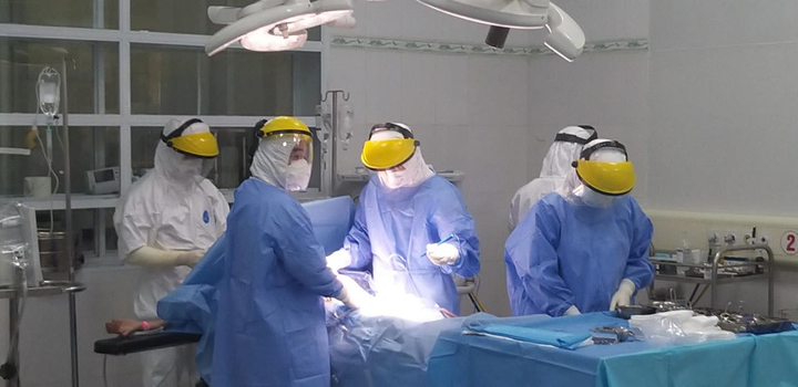 Mổ bắt thai cho sản phụ nhiễm SARS-CoV-2 - 1