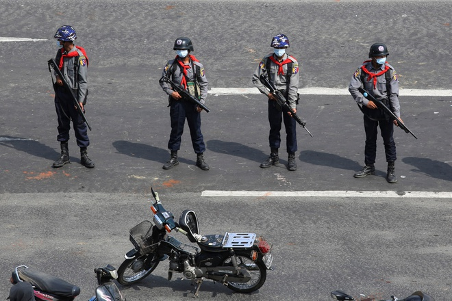 Lực lượng đảo chính Myanmar sẵn sàng 'loại bỏ' người biểu tình phạm luật - 1