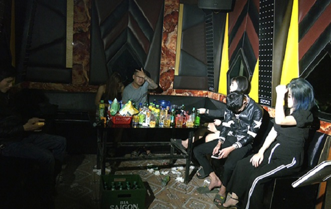Hải Dương: Bất chấp lệnh cấm, quán karaoke vẫn mở cửa đón 13 khách - 1