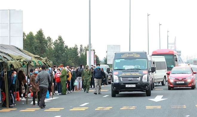 Thay đổi cách chống dịch xoành xoạch, nhiều tỉnh đang làm khó dân - 1