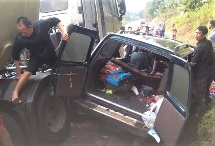 Ảnh: Giải cứu nạn nhân mắc kẹt trong xe biển xanh bị tông nát ở Sơn La - 5