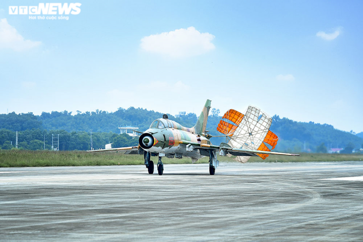 Chiêm ngưỡng 'đôi cánh ma thuật' Su-22M4 xuất kích ngày Xuân - 10