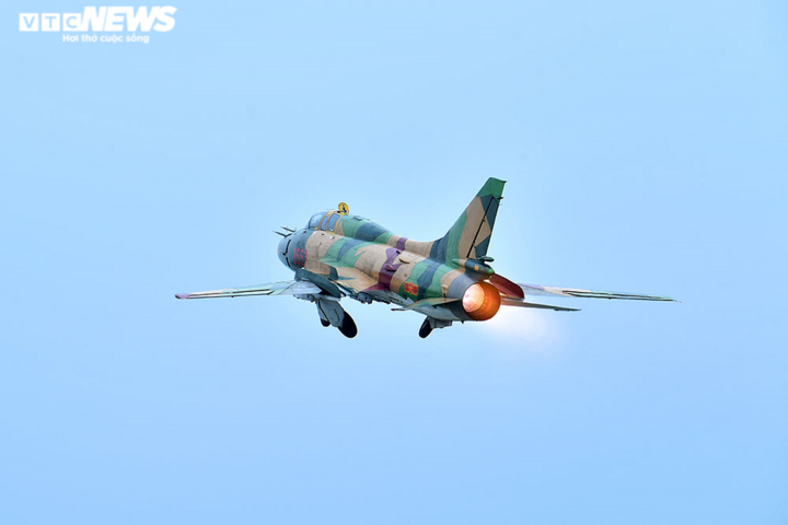 Chiêm ngưỡng 'đôi cánh ma thuật' Su-22M4 xuất kích ngày Xuân - 5