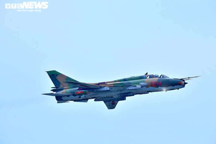 Chiêm ngưỡng 'đôi cánh ma thuật' Su-22M4 xuất kích ngày Xuân - 6