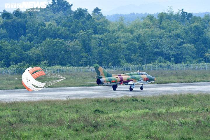 Chiêm ngưỡng 'đôi cánh ma thuật' Su-22M4 xuất kích ngày Xuân - 9