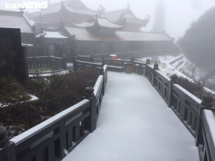 Tuyết rơi bất thường trên đỉnh Fansipan ngày 27 Tết - 1