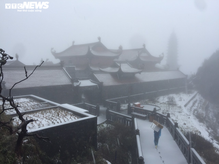 Tuyết rơi bất thường trên đỉnh Fansipan ngày 27 Tết - 2