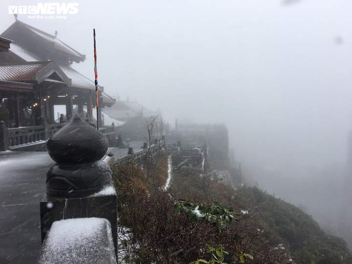 Tuyết rơi bất thường trên đỉnh Fansipan ngày 27 Tết - 7