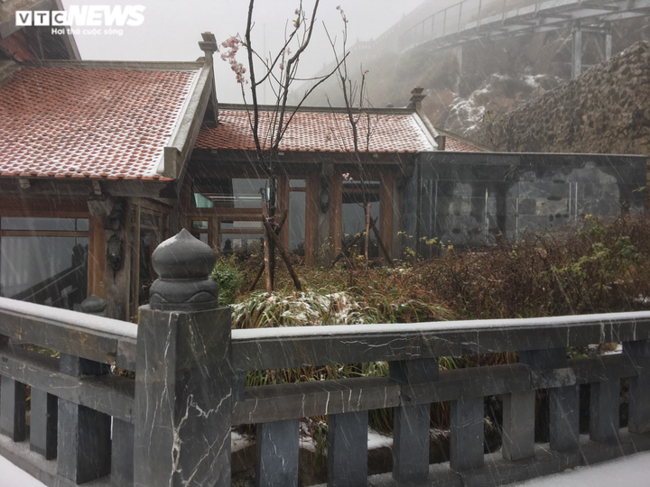 Tuyết rơi bất thường trên đỉnh Fansipan ngày 27 Tết - 8