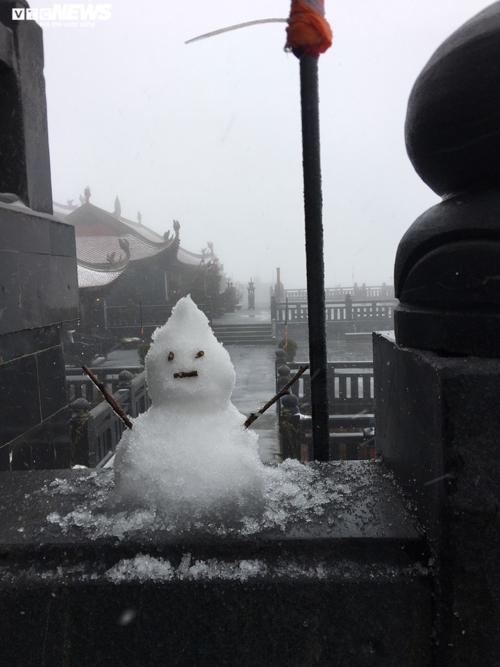 Tuyết rơi bất thường trên đỉnh Fansipan ngày 27 Tết - 9