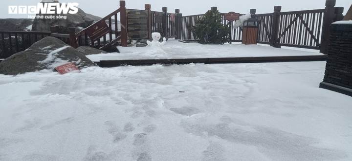 Ảnh: Tuyết rơi trắng xóa 'nóc nhà Đông Dương' khiến người dân ngỡ ngàng - 4