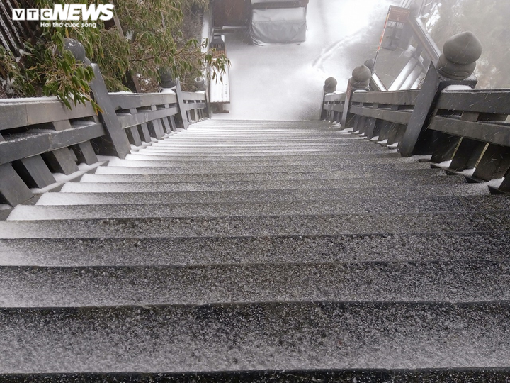 Ảnh: Tuyết rơi trắng xóa 'nóc nhà Đông Dương' khiến người dân ngỡ ngàng - 6