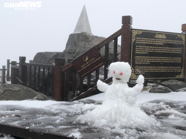 Ảnh: Tuyết rơi trắng xóa 'nóc nhà Đông Dương' khiến người dân ngỡ ngàng - 1